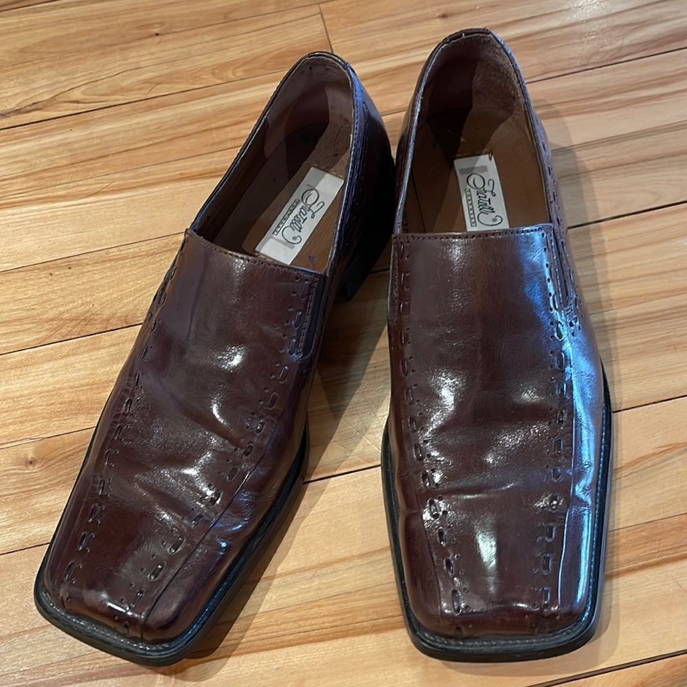 Fratelli deep burnished brown woven accent slip on leather loafers. Size 10.
